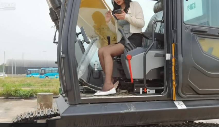 蓝翔与时俱进 黑丝女主播开挖掘机-浩旭的资源站